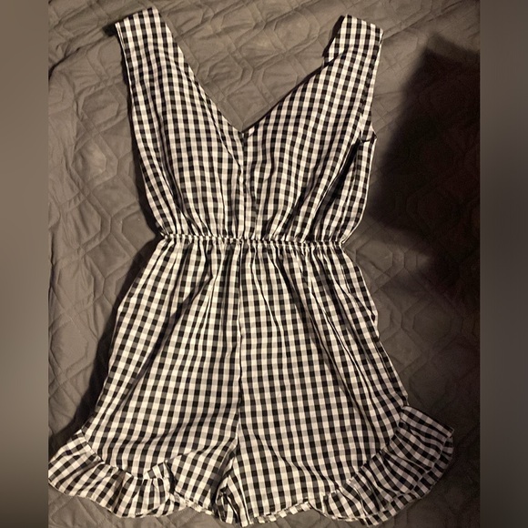 NWOT Shein Gingham Romper with bow tie closure - Picture 3 of 10